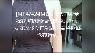 长发熟女人妻十分有韵味躺着享受舔逼服务，娇羞喃叫淫贱喷水，被大鸡巴无套插入内射进滚烫的精液，还是少妇好