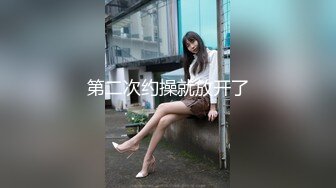 兼职美女模特被色魔摄影师诱惑脱光光了玩